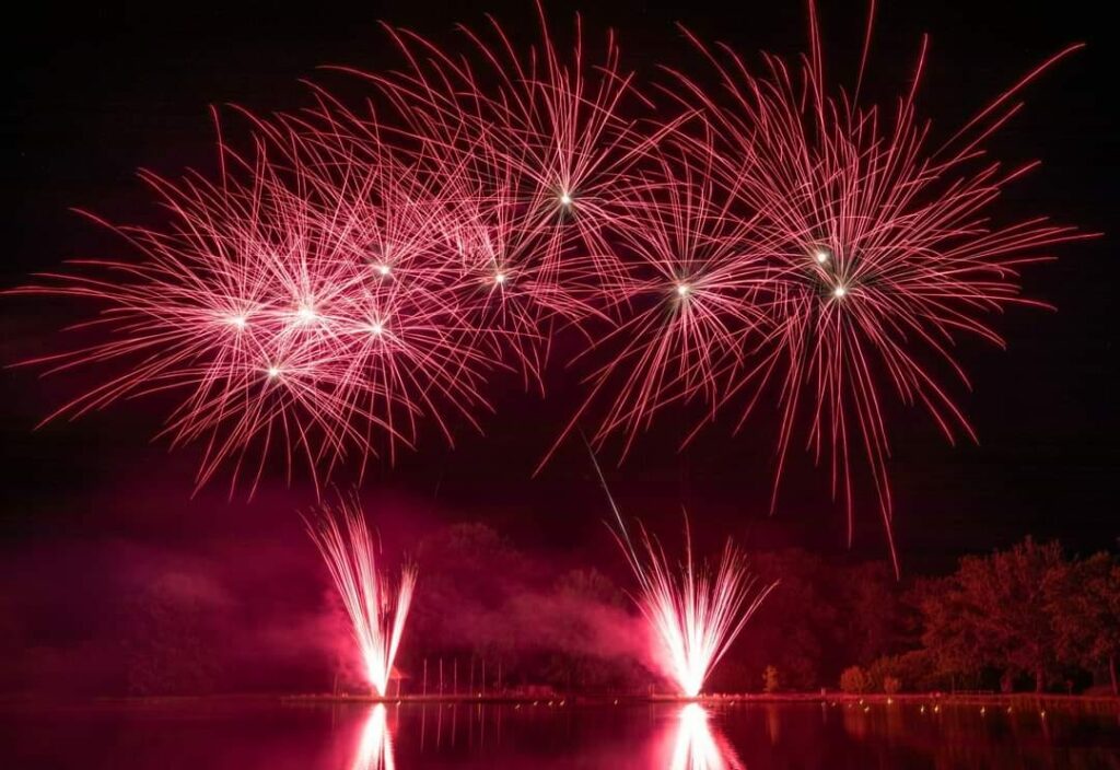 Un feu d'artifice est un spectacle lumineux qui se déroule dans le ciel, composé de diverses explosions de couleurs et de formes. Les fusées s'élèvent haut dans l'air, créant des étoffes scintillantes et vibrantes. Les éclats lumineux peuvent varier en taille et en intensité, produisant des effets visuels impressionnants. Les couleurs éclatent en rouges, bleus, verts et dorés, illuminant la nuit tout en émettant des bruits retentissants. Les spectateurs, rassemblés en dessous, regardent avec émerveillement, souvent accompagnés de musique festive, rendant l'événement encore plus mémorable. C'est un moment de joie et de célébration, souvent associé à des occasions spéciales comme les anniversaires, les fêtes nationales ou les festivals.